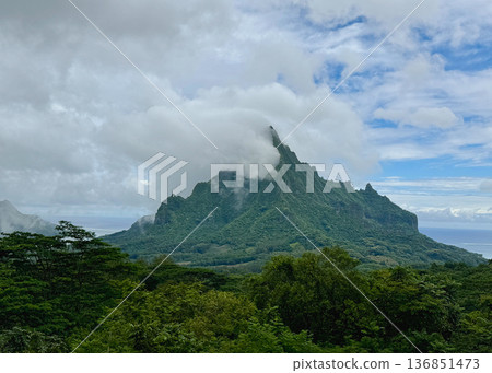 2025年11月，從塔希提島莫雷阿島貝爾維德雷觀景台眺望羅圖伊山 136851473