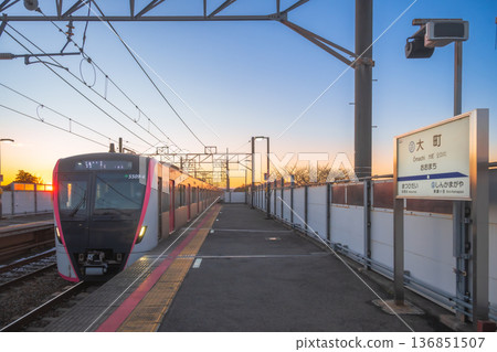 夕陽西下，通勤列車駛過北總線大町站。 136851507