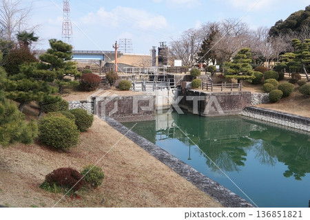 Shipbuilding gate 136851821