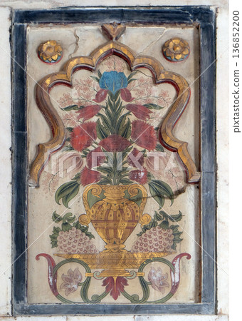 Beautiful stone carvings on the wall in Fatehpur Sikri complex, Uttar Pradesh, India 136852200