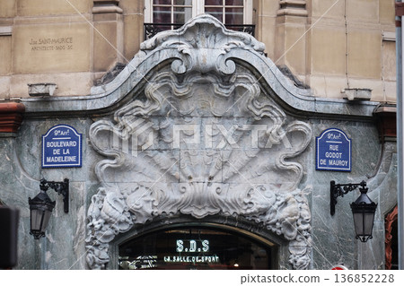 Detail of the facade of a building in Art Nouveau Style on the boulevard Madeleine in Paris 136852228
