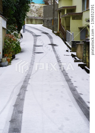 位於山坡上、被白雪覆蓋的靜謐住宅區 136852391
