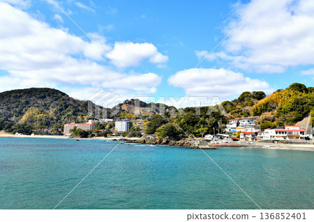 View of Imaihama Beach and the Shimokawazu Fishing Port area (Kawazu Town, Shizuoka Prefecture) [February 2026] 136852401