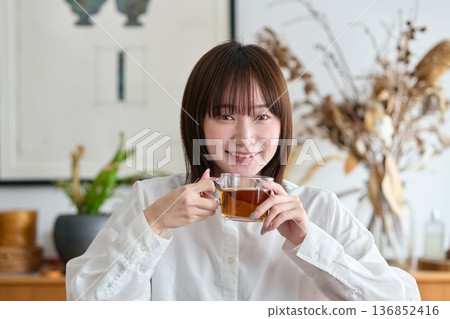 喝茶的女人 136852416