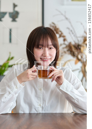 喝茶的女人 136852417