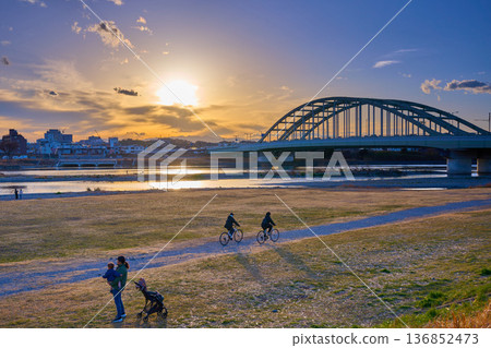 View of the Tama Aqueduct and Tama Ward, Kawasaki City from the Tama River riverbed in Komae City, Tokyo on a winter evening View of the Tama Aqueduct and Tama Ward, Kawasaki City from the Tama River riverbed in Komae City, Tokyo on a winter evening 136852473