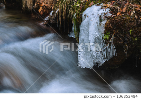 Clear streams and spray ice [Azumino] 136852484