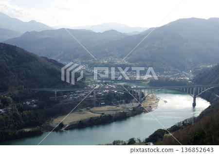 德島公路和橫跨吉野川的池田橋 136852643