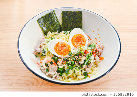 Instant chive mixed soba noodles 136852916