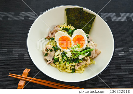 Instant chive mixed soba noodles 136852918