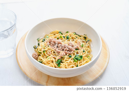 味噌風味混合蕎麥麵，配上韭菜和肉末 136852919