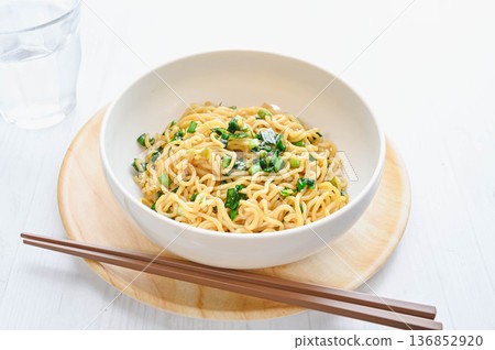 Miso-flavored mixed soba noodles with chives 136852920