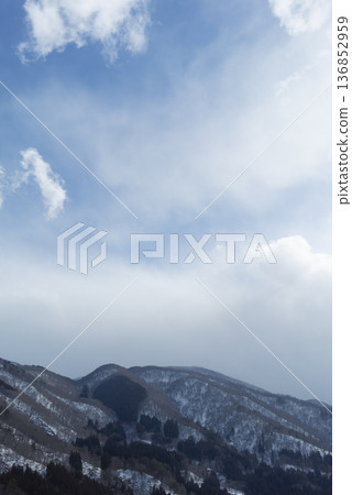 藍天雪山－冬季山脈雲霧繚繞的景色 136852959
