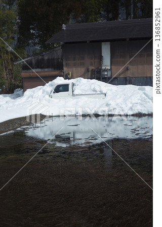 輕型卡車和倉庫被積雪掩埋:冬季鄉村的日常生活 輕型卡車和倉庫被積雪掩埋:冬季鄉村的日常生活 136852961