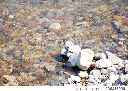 橫跨河流的繩索 136852966