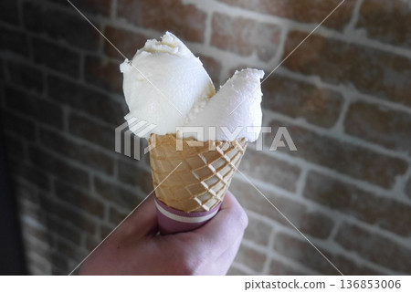 義式冰淇淋（華夫餅筒） 136853006