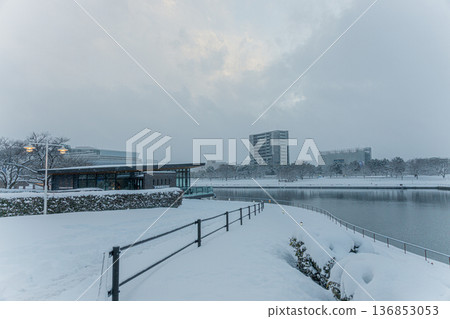 厚厚的積雪將關水公園美麗的雪景重新描繪了一遍。 厚厚的積雪將關水公園美麗的雪景重新描繪了一遍。 136853053