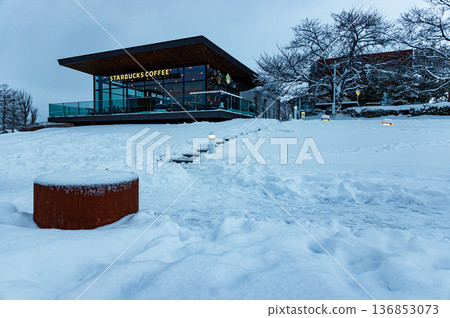 Beautiful snowscape of Kansui Park repainted by heavy snow Beautiful snowscape of Kansui Park repainted by heavy snow 136853073