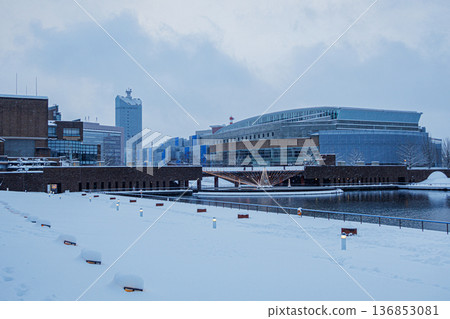 Beautiful snowscape of Kansui Park repainted by heavy snow 136853081