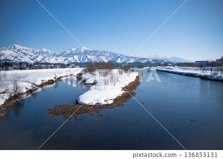 越後三山和魚野川(新潟縣魚沼市) 越後三山和魚野川(新潟縣魚沼市) 136853131