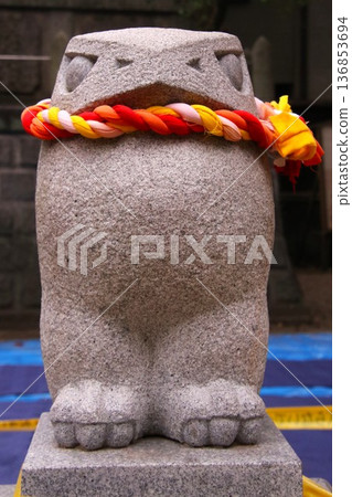 神社裡排列著一排假石像。 神社裡排列著一排假石像。 136853694