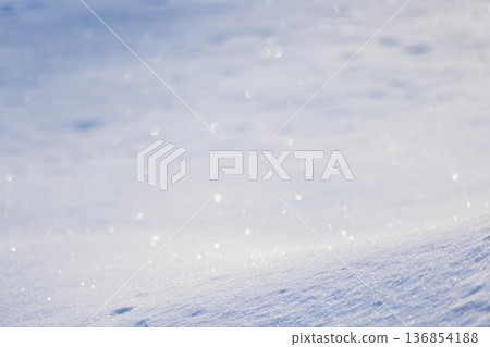 背景素材是冬日陽光下閃耀的雪花和鑽石粉末 背景素材是冬日陽光下閃耀的雪花和鑽石粉末 136854188