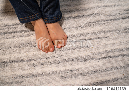 孩子光著腳穿牛仔褲 孩子光著腳穿牛仔褲 136854189
