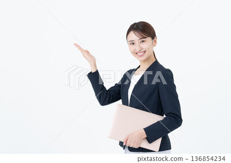 白色背景上的商務女性，帶著筆記型電腦 136854234