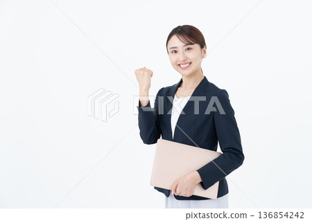 白色背景上的商務女性,帶著筆記型電腦 白色背景上的商務女性,帶著筆記型電腦 136854242