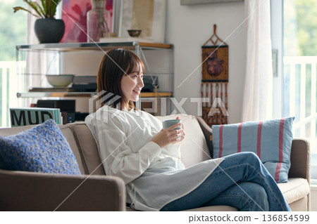 放鬆在沙發的婦女 放鬆在沙發的婦女 136854599