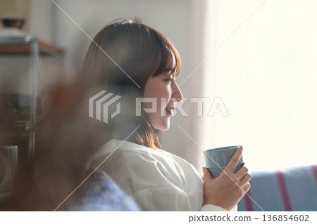 放鬆在沙發的婦女 136854602