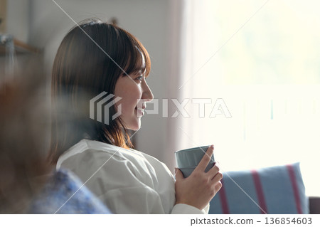放鬆在沙發的婦女 放鬆在沙發的婦女 136854603