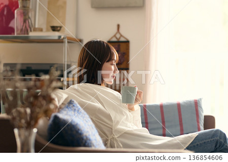 放鬆在沙發的婦女 放鬆在沙發的婦女 136854606