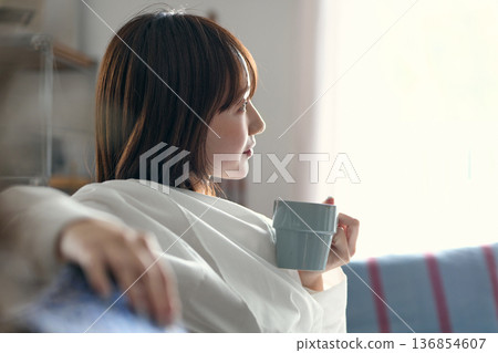 放鬆在沙發的婦女 136854607