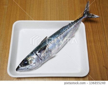 新鮮捕撈的芝麻鯖魚 新鮮捕撈的芝麻鯖魚 136855240