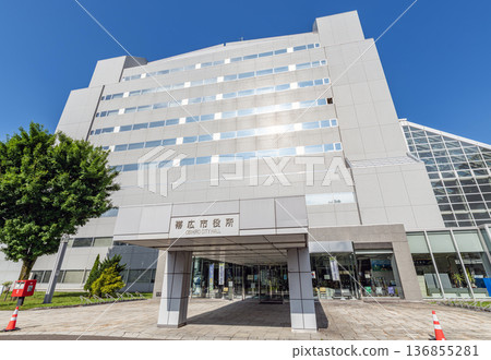 晴空下的北海道帶廣市政府大樓 136855281