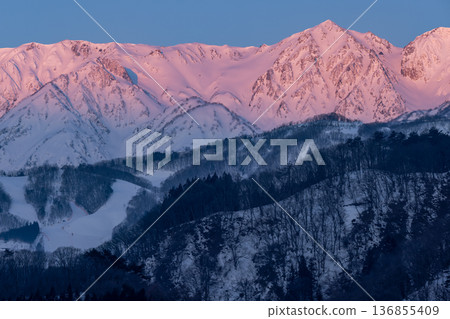 Panorama of the Hakuba mountain range in the Northern Alps in winter, bathed in the morning glow (Nagano Prefecture) Panorama of the Hakuba mountain range in the Northern Alps in winter, bathed in the morning glow (Nagano Prefecture) 136855409