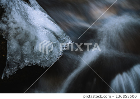 Clear streams and spray ice [Azumino] 136855500