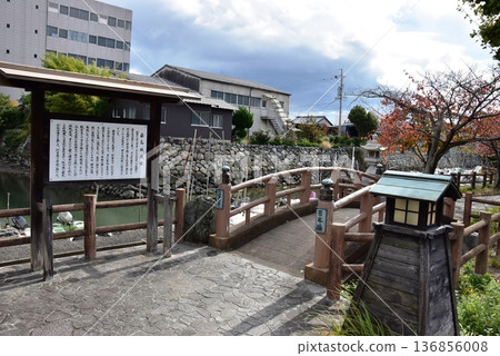 桑名市歷史公園內的日本橋及資訊牌 桑名市歷史公園內的日本橋及資訊牌 136856008