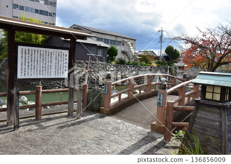 桑名市:日本橋、資訊牌和歷史公園的秋葉 桑名市:日本橋、資訊牌和歷史公園的秋葉 136856009