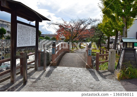 桑名市:日本橋、資訊牌和歷史公園的秋葉 桑名市:日本橋、資訊牌和歷史公園的秋葉 136856011