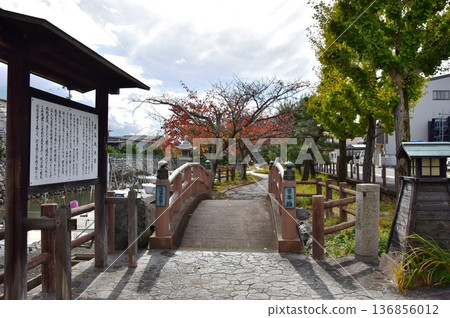 桑名市:日本橋、資訊牌和歷史公園的秋葉 桑名市:日本橋、資訊牌和歷史公園的秋葉 136856012