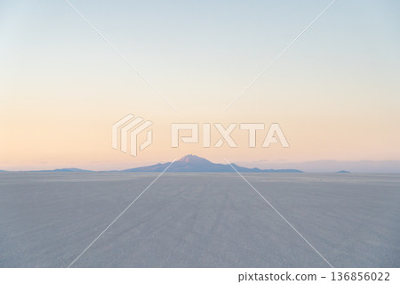 Minimalist sunset over vast white Salar de Uyuni, Bolivia 136856022