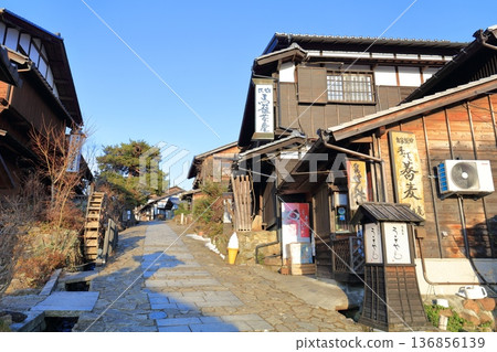 【岐阜縣】晴天下的馬籠宿街景 136856139