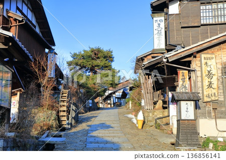 【岐阜縣】晴天下的馬籠宿街景 136856141