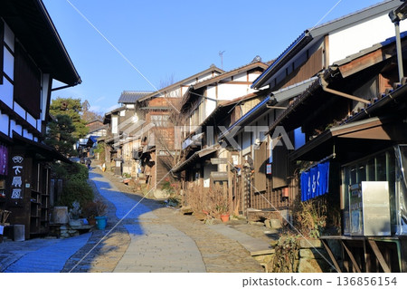 【岐阜縣】晴天下的馬籠宿街景 136856154