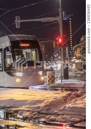 富山電車在寒冷的雪夜行駛 136856485