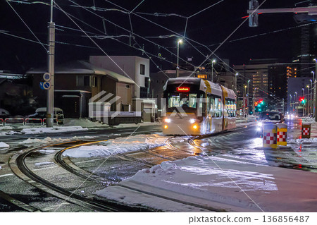 富山電車在寒冷的雪夜行駛 136856487