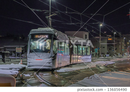 富山電車在寒冷的雪夜行駛 富山電車在寒冷的雪夜行駛 136856490