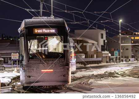 富山電車在寒冷的雪夜行駛 136856492
